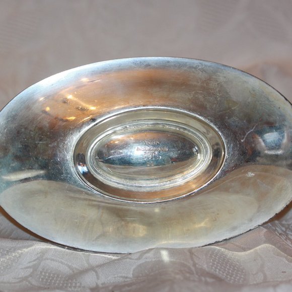 Wm ROGERS SILVERPLATE GRAVY SAUCE BOAT w/ ATTACHED TRAY #5413 TWO HANDLE - Picture 3 of 4